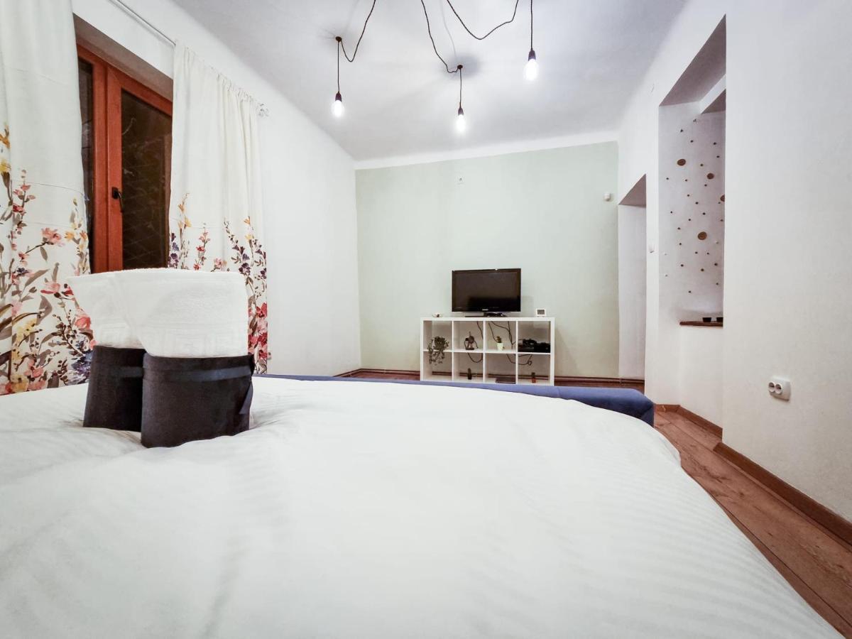 Home Central Apartment Brasov Bagian luar foto